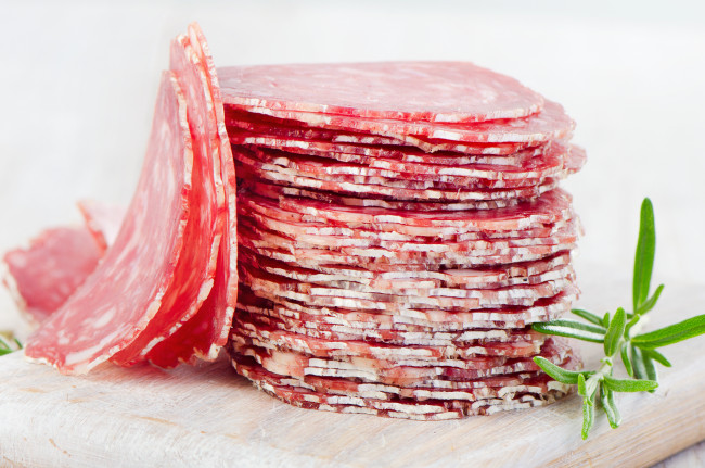 Обои картинки фото еда, колбасные изделия, фон, доска, перец, горошек, ломтики, колбасы, колбасные, изделия