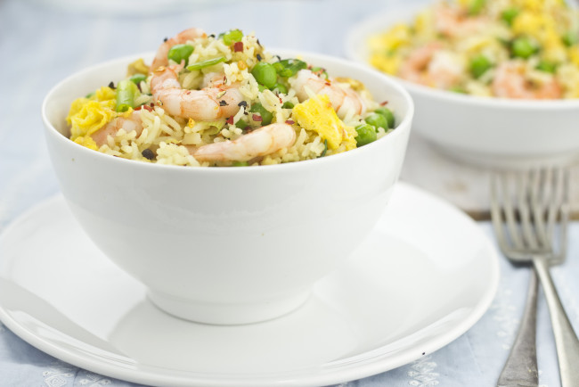 Обои картинки фото еда, рыбные блюда,  с морепродуктами, фон, посуда, вилки, рис, морепродукты, горошек, зелень