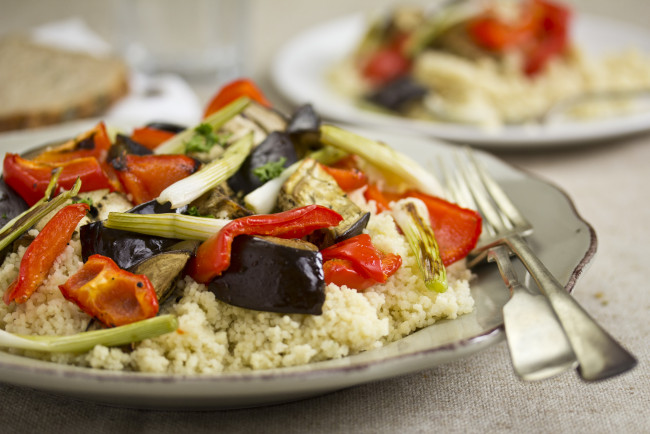 Обои картинки фото еда, вторые блюда, фон, тарелка, вилки, второе, блюдо, каша, гарнир