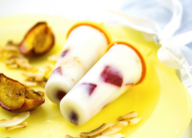 Обои картинки фото еда, мороженое,  десерты, фон, тарелка, сушеные, яблоки, десерт