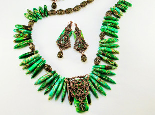 Картинка разное украшения +аксессуары +веера бусы серьги ожерелье бижутерия украшение фон