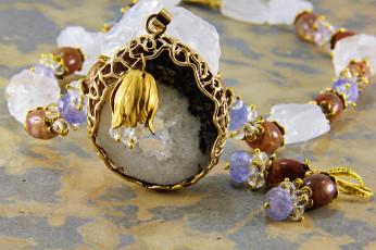 Картинка разное украшения +аксессуары +веера бусы серьги ожерелье бижутерия украшение фон