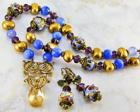 Обои картинки фото разное, украшения,  аксессуары,  веера, бусы, серьги, ожерелье, бижутерия, фон, украшение