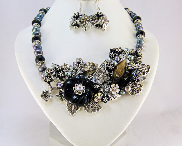 Обои картинки фото разное, украшения,  аксессуары,  веера, бусы, серьги, бижутерия, ожерелье, фон, украшение