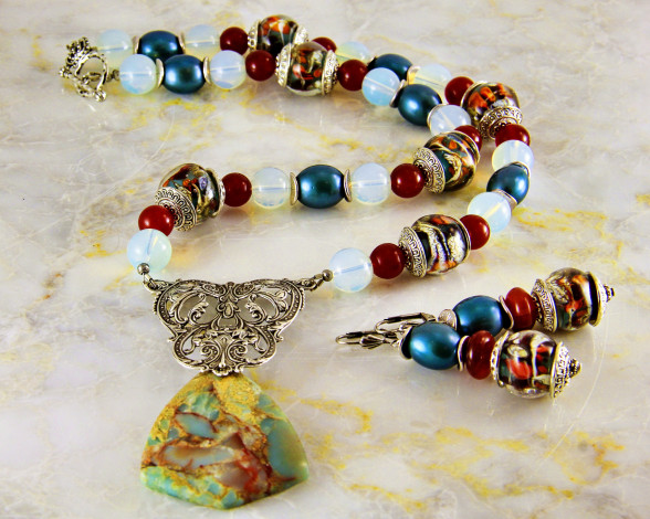 Обои картинки фото разное, украшения,  аксессуары,  веера, фон, украшение, бижутерия, ожерелье, серьги, бусы