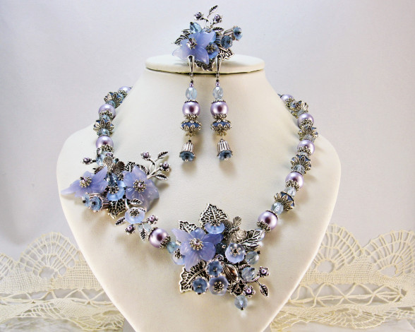 Обои картинки фото разное, украшения,  аксессуары,  веера, фон, серьги, ожерелье, бижутерия, украшение, бусы