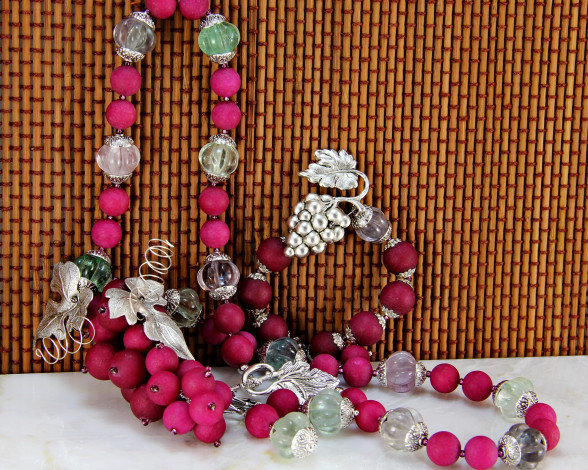 Обои картинки фото разное, украшения,  аксессуары,  веера, фон, серьги, ожерелье, украшение, бусы, бижутерия