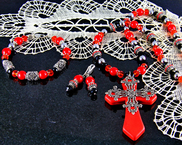 Обои картинки фото разное, украшения,  аксессуары,  веера, бусы, ожерелье, бижутерия, украшение, серьги, фон