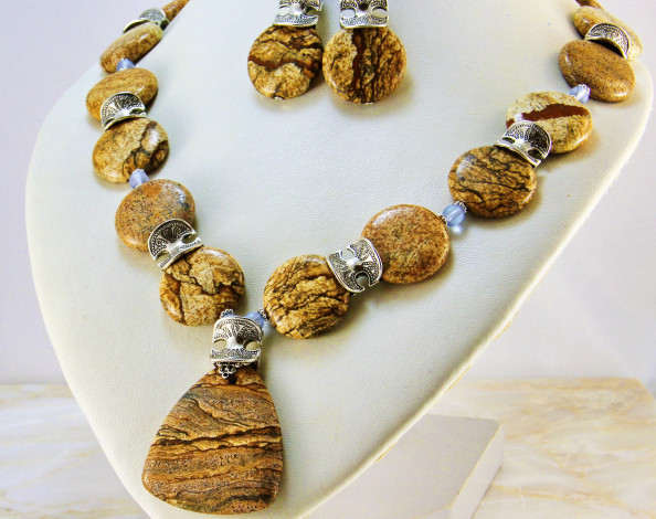 Обои картинки фото разное, украшения,  аксессуары,  веера, фон, украшение, бижутерия, ожерелье, серьги, бусы