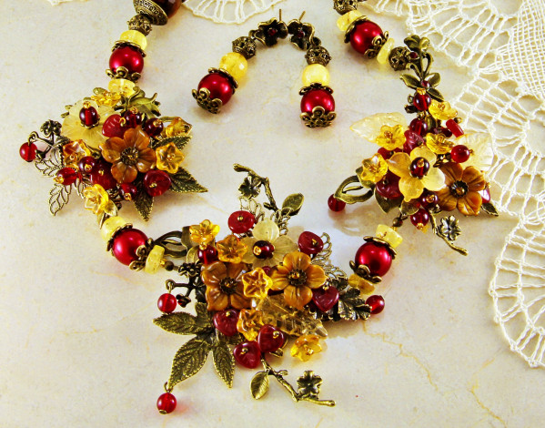 Обои картинки фото разное, украшения,  аксессуары,  веера, бусы, серьги, ожерелье, бижутерия, фон, украшение