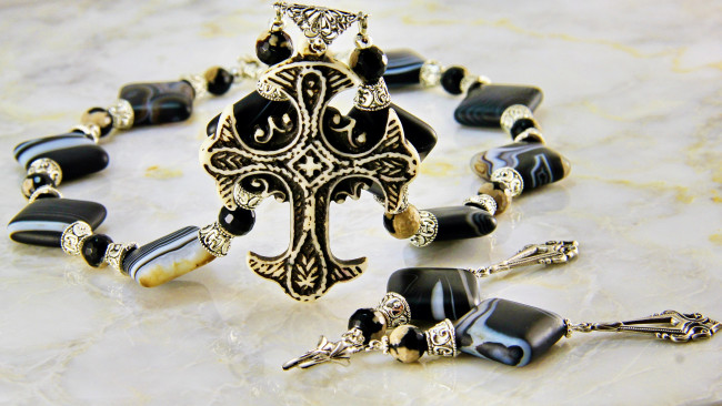 Обои картинки фото разное, украшения,  аксессуары,  веера, бусы, ожерелье, бижутерия, украшение, фон, серьги