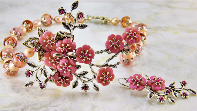 Обои картинки фото разное, украшения,  аксессуары,  веера, фон, украшение, бижутерия, ожерелье, серьги, бусы