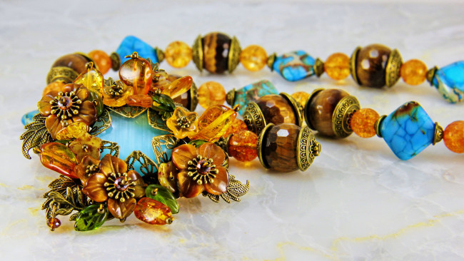 Обои картинки фото разное, украшения,  аксессуары,  веера, фон, украшение, бижутерия, ожерелье, серьги, бусы