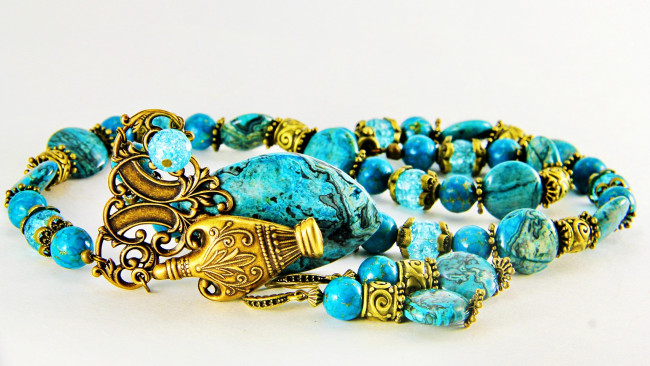 Обои картинки фото разное, украшения,  аксессуары,  веера, фон, бусы, серьги, ожерелье, бижутерия, украшение