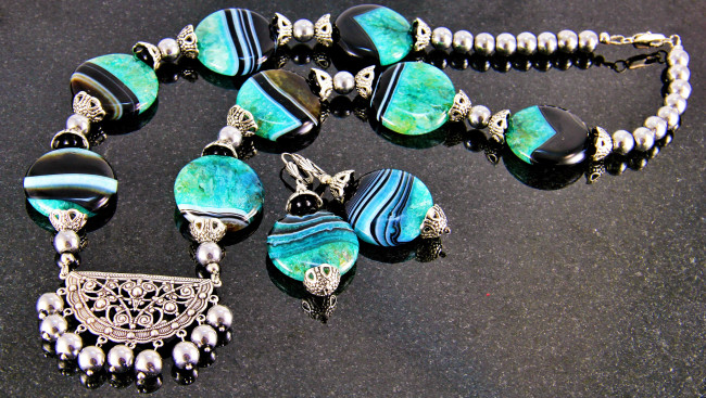 Обои картинки фото разное, украшения,  аксессуары,  веера, ожерелье, бижутерия, украшение, фон, серьги, бусы