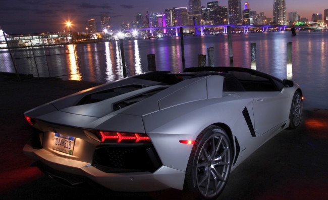 Обои картинки фото ламбордгини, автомобили, lamborghini, ламборджини, на, берегу, океана, огни, город, ночь