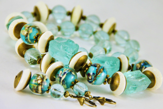 Обои картинки фото разное, украшения,  аксессуары,  веера, украшение, бусы, серьги, фон, ожерелье, бижутерия