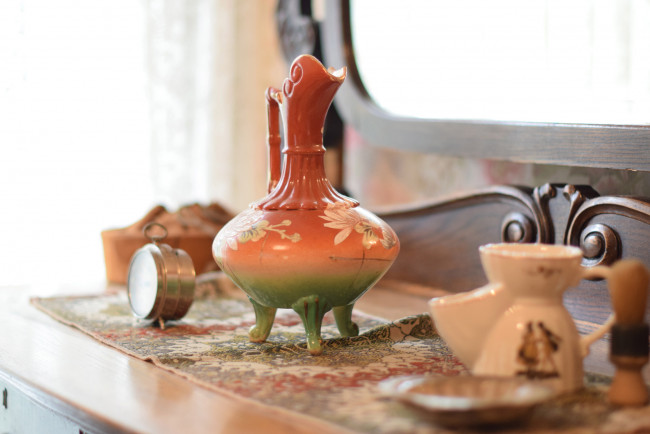 Обои картинки фото разное, посуда,  столовые приборы,  кухонная утварь, кувшин, столик