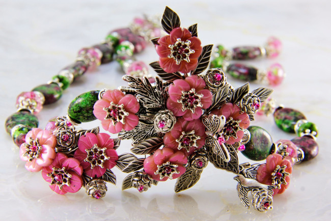 Обои картинки фото разное, украшения,  аксессуары,  веера, бусы, серьги, украшение, фон, ожерелье, бижутерия