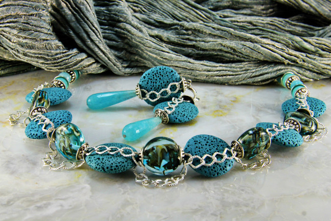 Обои картинки фото разное, украшения,  аксессуары,  веера, ожерелье, фон, бижутерия, бусы, украшение, серьги