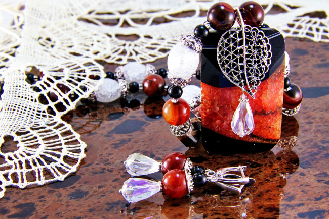 Обои картинки фото разное, украшения,  аксессуары,  веера, серьги, ожерелье, бижутерия, фон, украшение, бусы