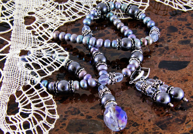 Обои картинки фото разное, украшения,  аксессуары,  веера, ожерелье, бижутерия, украшение, бусы, серьги, фон