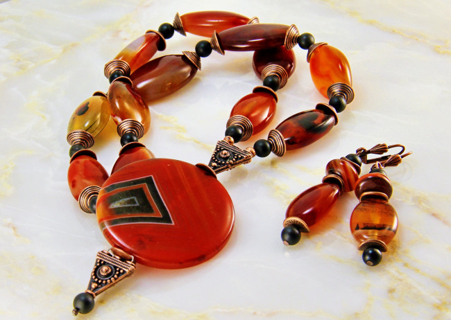 Обои картинки фото разное, украшения,  аксессуары,  веера, фон, украшение, бижутерия, ожерелье, серьги, бусы