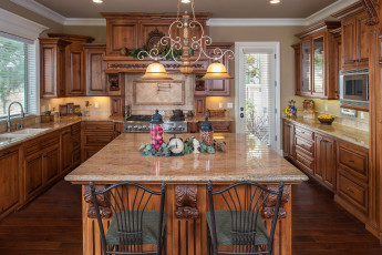 Картинка интерьер столовая стиль дерево мебель люстра кухня декор дизайн