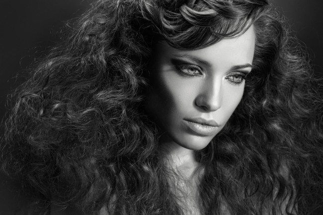 Обои картинки фото девушки, -unsort , Черно-белые обои, взгляд, лицо