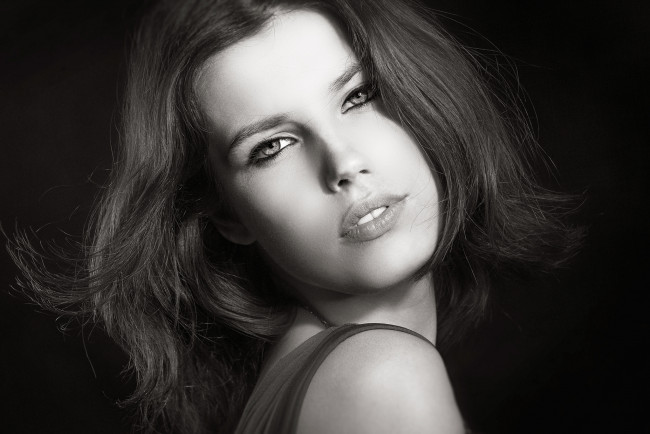 Обои картинки фото девушки, -unsort , Черно-белые обои, взгляд, лицо