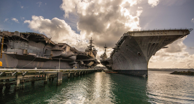 Обои картинки фото корабли, авианосцы,  вертолётоносцы, причал