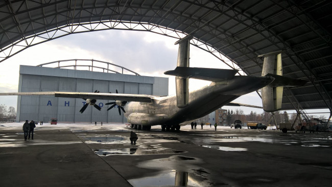 Обои картинки фото ан 22, авиация, грузовые самолёты, самолет, ангар, ан, 22, антонов