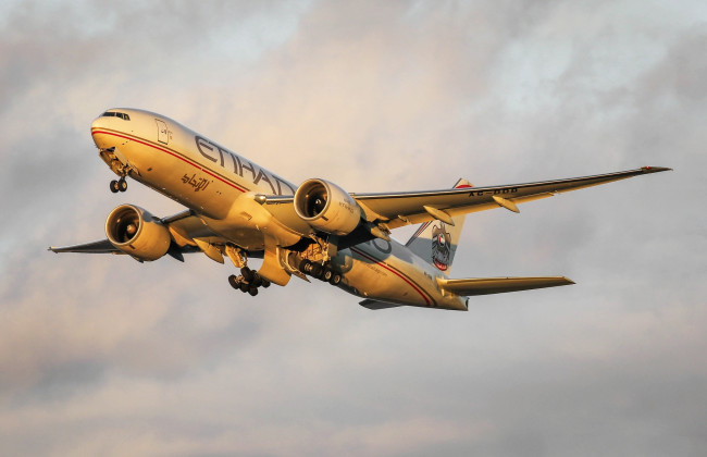 Обои картинки фото cargo 777f, авиация, грузовые самолёты, грузоперевозки, карго