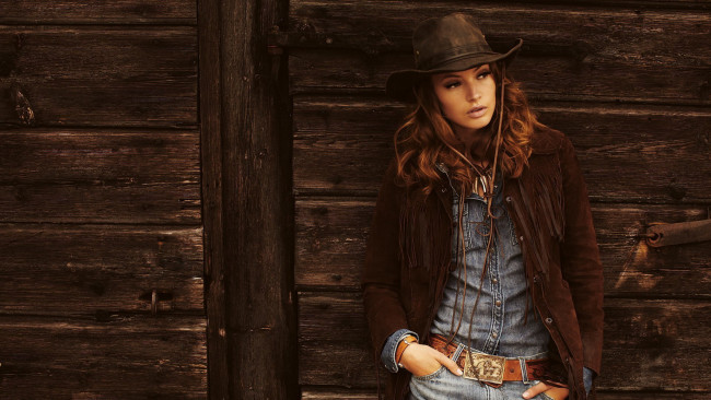 Обои картинки фото девушки, - рыжеволосые и разноцветные, девушка, модель, рыжеволосая, вестерн, ковбой, шляпа, стетсон, кожа, взгляд, макияж, флирт, mona, johannesson