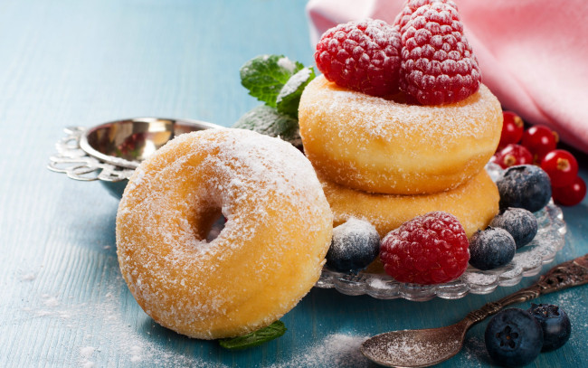 Обои картинки фото еда, хлеб,  выпечка, пончики, малина, черника