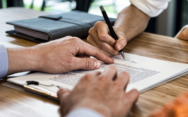 Обои картинки фото разное, руки,  ноги, договор, ручка, подпись