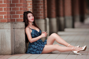 Картинка девушки -+азиатки азиатка поза декольте платье мини улыбка