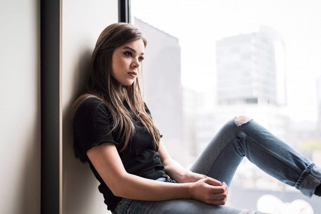 Обои картинки фото девушки, hailee steinfeld, hailee, steinfeld, актриса, певица, женщины, брюнетка, окно, сидя, футболка, черный, топ, джинсы, рваные, в, помещении, американка