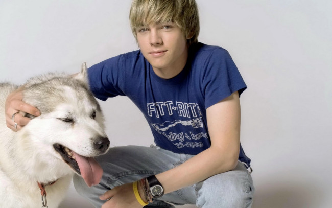 Обои картинки фото мужчины, jesse mccartney, актер, футболка, собака