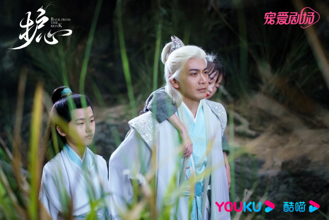 Обои картинки фото кино фильмы, back from the brink, мужчина, дети