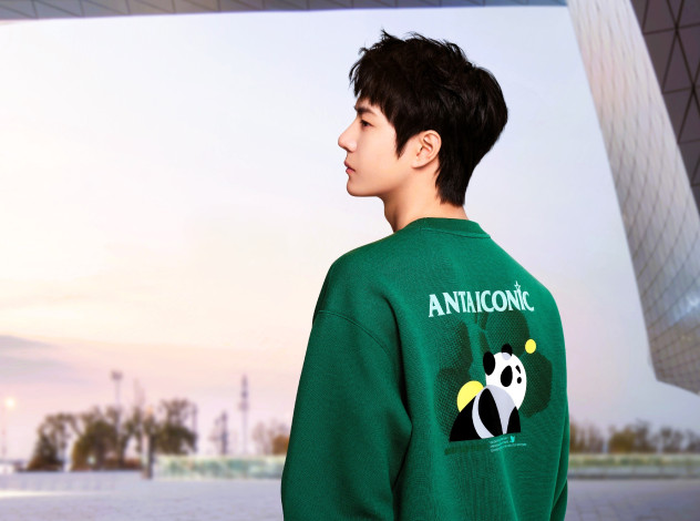 Обои картинки фото мужчины, wang yi bo, актер, толстовка, панда, здание