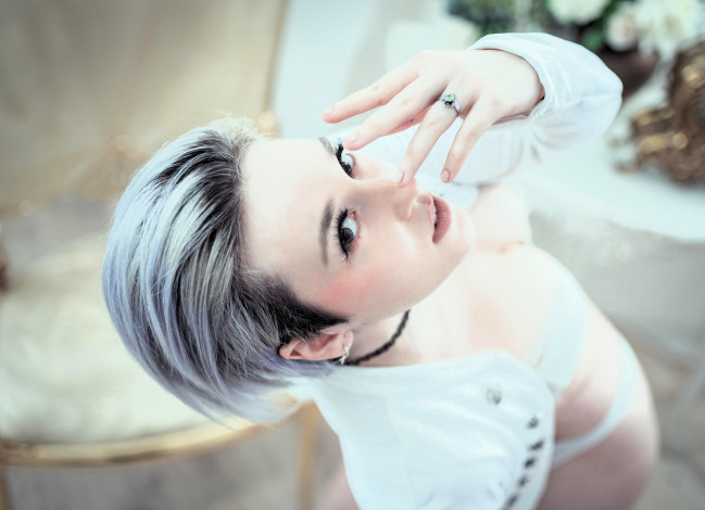 Обои картинки фото девушки, - рыжеволосые и разноцветные, блондинка, лицо, белье, кольцо, топ