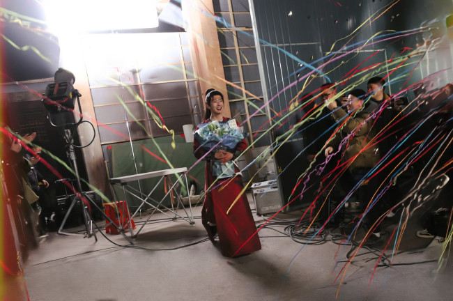 Обои картинки фото yang yang, мужчины, актер, наряд, радость, букеты, цветы, люди, серпантин