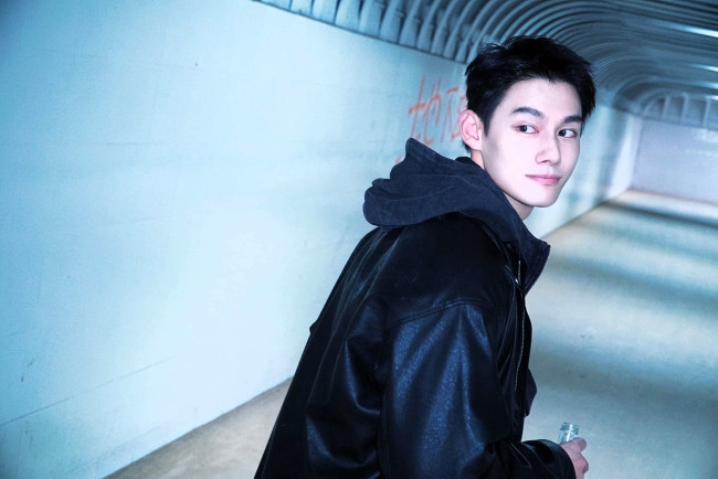 Обои картинки фото мужчины, wang zhuocheng, актер, куртка, тоннель