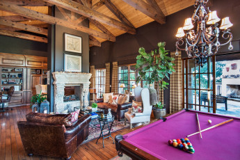 Картинка интерьер гостиная бильярд камин