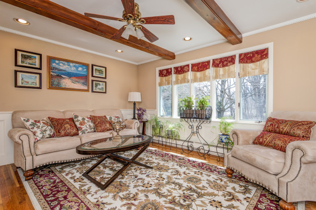 Обои картинки фото интерьер, гостиная, окно, ковер, диван