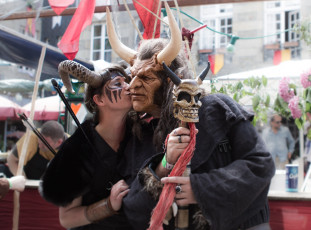 Картинка разное маски +карнавальные+костюмы карнавал люди мужчина женщина поцелуй костюмы маска кольца