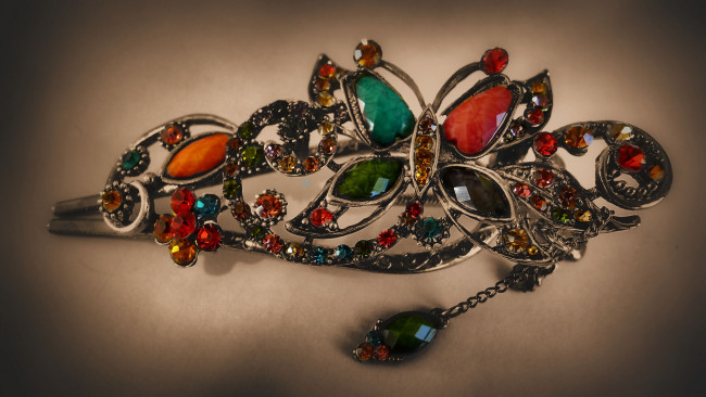 Обои картинки фото разное, украшения,  аксессуары,  веера, брошь, самоцветы
