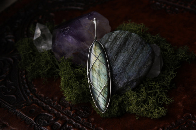 Обои картинки фото разное, украшения,  аксессуары,  веера, украшение, камень, оправа, камни, макро, мох
