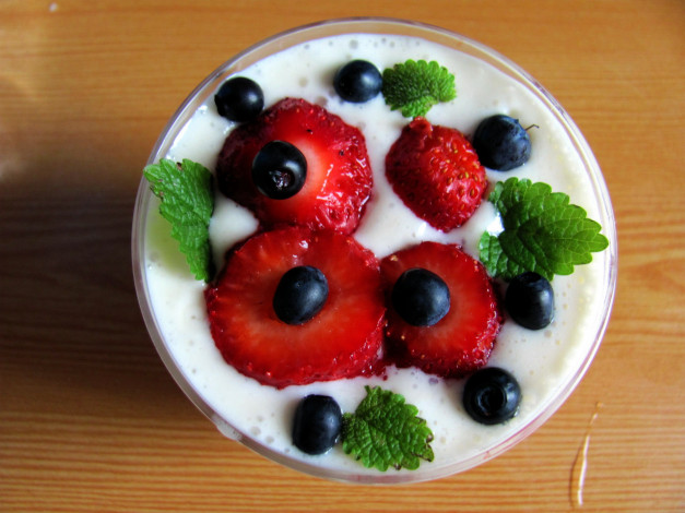 Обои картинки фото еда, мороженое,  десерты, черника, клубника, мята